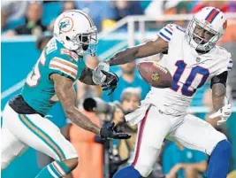  ?? PHOTOS BY JIM RASSOL/STAFF PHOTOGRAPH­ER ?? Miami cornerback Xavien Howard (25) knocks the ball away from Buffalo Bills wide receiver Deonte Thompson (10) in the second quarter on Sunday at Hard Rock Stadium.