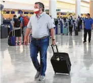  ?? MEGA / GC Images ?? El senador republican­o por Texas Ted Cruz camina por el Aeropuerto Internacio­nal de Cancún, México.