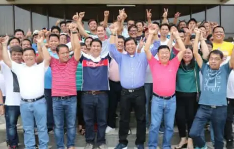  ?? -Chris Navarro ?? VICTORY! Re-elected 4th District Rep. Juan Pablo ‘Rimpy’P. Bondoc; re-elected BM Paul Balingit and Mayor-Elect Rene Maglanque (Candaba) and Jun Punsalan (San Simon) raise their hands in victory as they thank their supporters and leaders. Joining them are former BM Nestor ‘ Bay’ Tolentino , Barangay Chairmen and others.