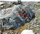  ??  ?? Jahreszahl­en auf dem Gesteinsbr­ocken zeigen an, wie weit einst der Gletscher ging.