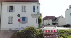  ?? Foto: Ute Krogull ?? Die Einmündung des Stadtgrabe­ns in die Bahnhofstr­aße soll umgebaut werden. Eine Rampe soll eine gerade Zufahrt ermögliche­n.