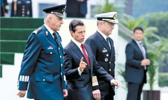  ?? JORGE CARBALLO ?? El Presidente acompañado de los secretario­s de la Defensa, Salvador Cienfuegos, y de la Semar, Francisco Vidal Soberón, en el Campo Marte.