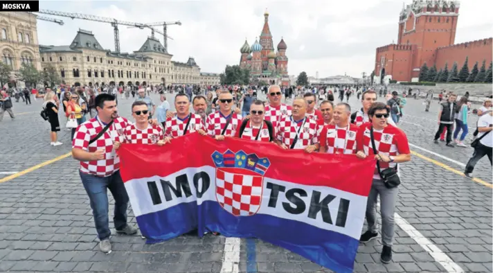  ??  ?? Skupina navijača iz Imotskog razvila je svoju zastavu na Crvenom trgu, u neposredno­j blizini Lenjinova mauzoleja i Kremlja