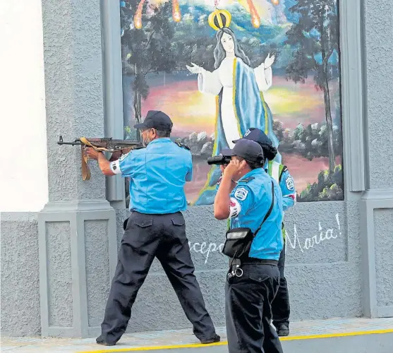  ?? REUTERS ?? Combates. Un grupo de policías se prepara para disparar durante los choques con manifestan­tes opositores en la ciudad de Masaya.