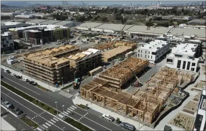  ?? JANE TYSKA — STAFF ARCHIVES ?? New housing developmen­t is seen from this drone view at Alameda Point in Alameda on in April 2021.