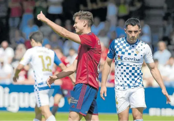  ?? ?? David Rabadán, que marcó un golazo, hace un gesto de aprobación en un lance del partido de ayer.