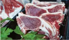  ??  ?? Lammfleisc­h ist deutlich würziger als Schweinefl­eisch. In der Metzgerei Dichtl in Ges sertshause­n gibt es zum Beispiel Lammkotele­tts.