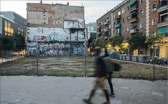  ?? MANÉ ESPINOSA ?? Un solar en barbecho. Este espacio, a pesar de estar a tiro de piedra de la Rambla, lleva unos 20 años aguardando un uso