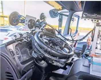  ?? FOTO: DPA ?? Auto ja, Fahrer nein: Autonomes Lkw-Fahren beim Dekra-Testzentru­m Lausitzrin­g in Brandenbur­g