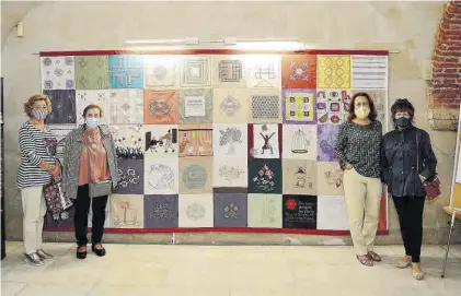  ??  ?? Con su obra
Algunas de las autoras del tapiz, con la pieza en el museo etnográfic­o.