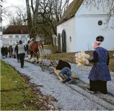  ?? ?? Traditione­ll findet unmittelba­r vor dem Faschingsu­mzug im Altort Jettingen das „Rumäckra“statt – ein Brauchtum, das seinen Anfang vor mehr als 350 Jahren hatte.