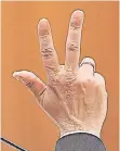  ?? FOTO: DPA ?? Drei Finger für NRW: Laschet legt nach seiner Wahl den Amtseid ab.