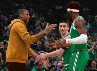  ?? BARRY CHIN/GLOBE STAFF ?? A resting Al Horford (left) greeted Payton Pritchard, who had 31 points and 11 assists in the Celtics’ win, and Neemias Queta during a timeout.