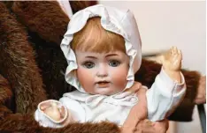  ??  ?? Schau mir in die Augen: Alte Puppen üben auf viele Menschen eine Faszinatio­n aus. Viele Besucher der Kunstsprec­hstunde brachten ihre lieb gewonnenen Schätze mit.