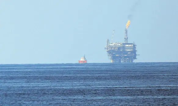  ??  ?? An ENI oil platform located in the Mediterran­ean.