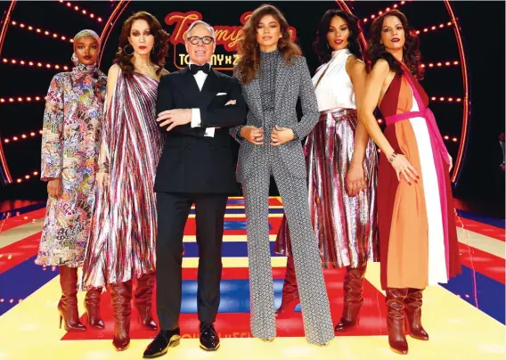  ??  ?? Tommy Hilfiger con Pat Cleveland a la izquierda y Zendaya a la derecha.