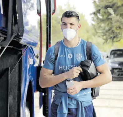  ?? SD HUESCA ?? Rafa Mir guiña el ojo antes de subir al autobús rumbo a Valencia, ayer.