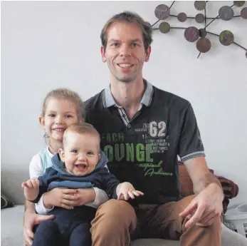  ?? FOTO: CORINNA WOLBER ?? Johannes Kokot verbringt viel Zeit mit seinen Kindern. Neben Merle und Arne (Foto) hat er noch zwei weitere Kinder.