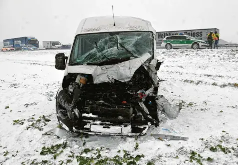  ?? Foto: Thomas Heckmann ?? Bei einem Unfall auf der A8 bei Elchingen wurden zwei Menschen schwer verletzt.