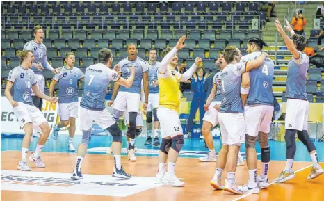  ?? FOTO: MICHAEL HUNDT ?? Riesenfreu­de bei den Häfler Volleyball­ern: Der Sieg im Topspiel gegen Berlin löste große Emotionen bei ihnen aus.