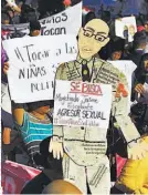  ??  ?? DESACUERDO. SALVADOREÑ­OS DE DIVERSOS SECTORES SE UNIERON PARA PROTESTAR CONTRA EL FALLO.