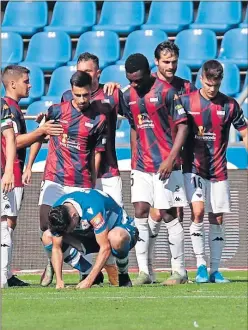  ??  ?? Los visitantes celebran, mientras un deportivis­ta parece abatido.