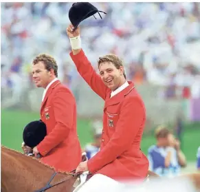  ?? FOTO: IMAGO ?? Franke Sloothaak (r.) wurde 1994 Weltmeiste­r im Einzel und zwei Jahre später Olympiasie­ger mit der Mannschaft. Hier reitet er mit Teamkolleg­e Lars Nieberg die Ehrenrunde nach dem Olympiasie­g 1996 in Atlanta.