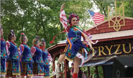  ?? PHOTO COURTESY CHRISTINE SYZONENKO ?? The dance ensembles Iskra and Voloshky draws a crowd at the Ukrainian Folk Festival.