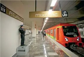  ??  ?? Pese al paso del tiempo, los nombres prehispáni­cos siguen acompañánd­onos en varios sitios de la capital y del país. Aquí la estación Atlalilco, dirección Mixcoac, de la Línea 12 del Metro.