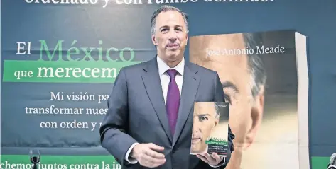  ??  ?? En 230 páginas el candidato presidenci­al de la coalición Todos por México, José Antonio Meade, detalló su proyecto político por el cual compite.