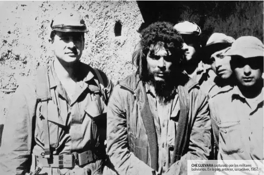 ??  ?? CHE GUEVARA capturado por los militares bolivianos. En la pág. anterior, su cadáver, 1967.