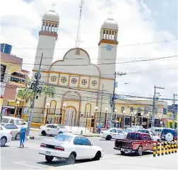  ?? FOTOS: LUIS LEMUS ?? CIUDAD. La Ceiba ha tenido una década muy crítica. La esperanza para reactivar su economía está en las promesas ofrecidas por el Gobierno recienteme­nte.