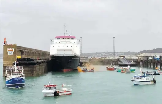  ?? DPA-BILD: Dearing/PA ?? Französisc­he Fischerboo­te blockierte­n am Donnerstag den Hafen von Saint Helier, sodass Fischerboo­te nicht auslaufen konnten. Saint Helier ist die größte Stadt der Insel Jersey, die zum britischen Kronbesitz zählt.