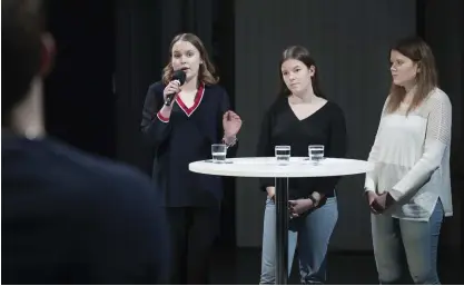  ?? FOTO: NIKLAS TALLQVIST ?? Debattglad­a Evelina Jåfs, Frida Sande och Antonia Holmgren från Borgå gymnasium segrade i den finlandssv­enska debattävli­ngen.