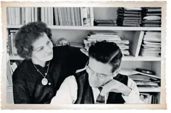  ??  ?? Sotto: Pasolini con la madre nello studio di via Carini a Roma nei primi Anni 60 (foto: Federico Garolla © Archivio Federico Garolla)