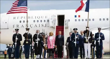  ?? (Photo EPA/MAXPPP) ?? Hier, lors de son arrivé sur le sol américain, le président français s’est dit honoré, avant d’affirmer l’importance de cette visite d’État. Plusieurs sujets de discorde devraient être abordés au cours de ces trois jours.