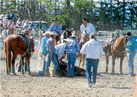  ?? GETTY IMAGES ?? Rodeo workers surround the horse moments after the accident.