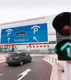  ??  ?? Am Frankfurte­r Flughafen muss fürs Parken schon seit Jahren bezahlt werden. Die ersten zehn Minuten sind gratis, dann wird es teuer.