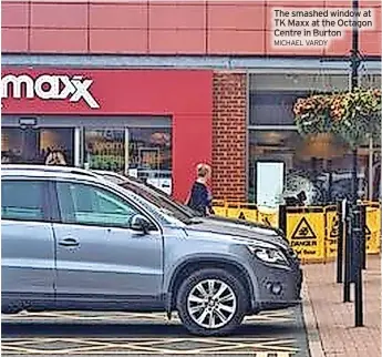  ?? MICHAEL VARDY ?? The smashed window at TK Maxx at the Octagon Centre in Burton