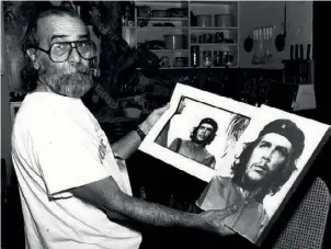  ??  ?? Photograph­er Alberto Korda holds both the original frame and the famous,
cropped portrait of his iconic 1960 Che Guevara photograph, 1989