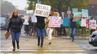  ?? NELVIN C. CEPEDA U-T PHOTOS ?? More than 100 demonstrat­ors hold signs at the intersecti­on of Governor Drive and Genesee Avenue in University City on Saturday protesting the number of proposed housing units for the area in the coming years.