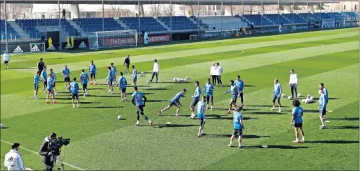  ??  ?? El entrenamie­nto de los hombres de Solari en Valdebebas reflejó el optimismo de los blancos para lograr meterse hoy en la final de Sevilla.