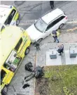  ?? FOTO: DPA ?? Die Polizei bei der Festnahme einer der mutmaßlich­en Täter.