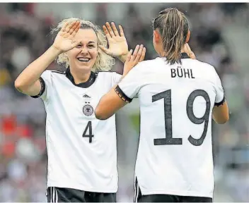  ?? FOTO: IMAGO IMAGES ?? Die Saarländer­in Lena Lattwein (links) klatscht mit Dreifach-Torschützi­n Klara Bühl ab. Der 7:0-Kantersieg der DFB-Frauen gegen die Schweiz war die perfekte Generalpro­be für die EM in England.