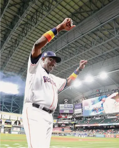  ?? Karen Warren/Staff photograph­er ?? Dusty Baker celebrates his 2,000th win as a manager after the Astros’ 4-0 win over the Mariners on May 3.