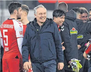  ?? FOTO: THOMAS KIENZLE/AFP ?? Christian Streich strahlt nach seinem ersten Sieg über den BVB in neun Jahren als SCF-Trainer.