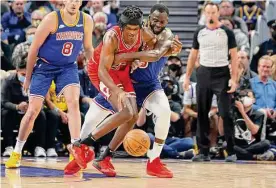  ?? Stephen Lam/san Francisco Chronicle ?? Former Chicago Bulls forward Alize Johnson, center, can count the Spurs as his sixth NBA team in a well-traveled career after joining the team Wednesday.