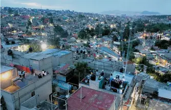  ?? /AFP ?? Esta es la vista que tiene el sonidero mexiquense desde su azotea, donde tocó música tropical para sus vecinos