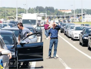  ??  ?? “Nikada nisam ovoliko čekao. Sada sam trebao ići na Vir kupiti kuću, ali mislim da ću odustati. Nastavi li se s ovakvom gužvom, nitko neće doći na more “, ljutio se jedan od putnika