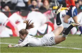  ??  ?? Wing true England’s Lydia Thompson scores in England’s 25-20 loss to New Zealand last autumn